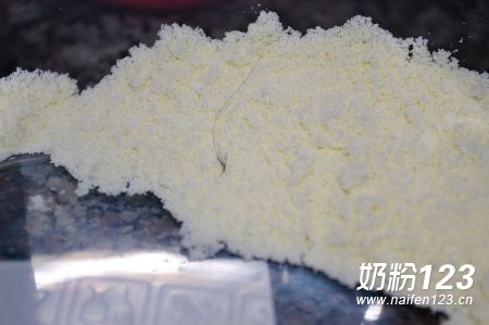 奶粉中的异物清晰可见 奶粉中的异物清晰可见