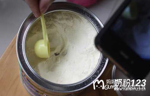 美赞臣奶中中发现的活虫